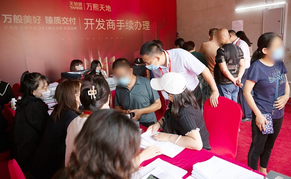 人生就是博官网·西安万熙世界交付现场.jpg